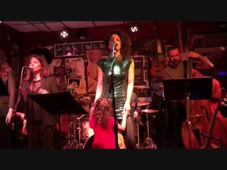 RayaYarbrough исполнила песню Skye Boat на своем шоу.