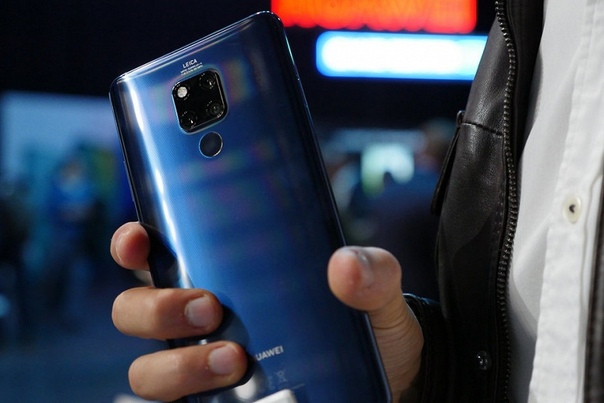Компания Huawei сейчас готовит к выпуску два смартфона с поддержкой сотовых сетей пятого поколения 5G. Первый и более дорогой — складной Huawei Mate X, который начнёт продаваться летом по цене 2300 евро. Второй предназначен для более прижимистых любителей инноваций — это версия прошлогоднего смартфона Huawei Mate 20 X. Стандартный Huawei Mate 20 X может похвастаться экраном OLED диагональю 7,2 дюйма, поддержкой стилуса, процессором Kirin 980 и аккумулятором ёмкостью 5000 мА·ч с быстрой зарядкой мощностью 22,5 Вт. Как оказалось, Huawei Mate 20 X 5G получит аккумулятор меньшей ёмкости. Об том сообщил один из информаторов Slashleaks. По данным источника, ёмкость батареи составляет 4200 мА·ч — на 800 мА·ч меньше, чем в стандартной версии. Это довольно удивительно, поскольку модемы 5G отличаются от 4G большей прожорливостью и быстрее расходуют заряд. Неприятный сюрприз «компенсируется» поддержкой более мощной технологии зарядки — 40 Вт, как у Huawei Mate 20 Pro и P30 Pro, которая позволяет заряжать смартфон на 70% за полчаса.