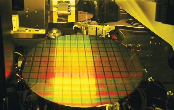 Компания TSMC представила свой новый техпроцесс — 6 нм (N6). Используя технологию EUV (литография в жестком ультрафиолетовом диапазоне), производитель смог обеспечить повышение плотности расположения транзисторов в кремнии на 18% относительно семинанометрового техпроцесса N7. При этом о росте производительности или снижении энергопотребления TSMC не говорит, что позволяет предположить, что эти показатели остались неизменными. Остались без изменений и правила проектирования, что делает процесс перехода на новые технологические нормы более простым. Проще говоря, речь идёт не о полностью новом техпроцессе, а о развитии «старого». TSMC рассчитывает начать рисковое производство по новому техпроцессу в первом квартале следующего года. При этом не факт, что все клиенты компании решат использовать данный техпроцесс, так как для некоторых проще будет перейти сразу на нормы 5 нм.