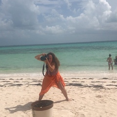 Elaine Goldsmith Thomas on Instagram: “#beachdays @iamshawnbarton @lacarba @jlo”