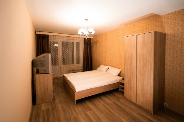 Сдается изолированная комната 20 м в 3-комнатной квартире с евроремонтом м. Сходненская на длительный срок.<br>От хозяина.<br>С животными строго не принимаем.<br>Семейные пары (муж жена) не принимаем.<br>Мужчин не принимаем.<br><br>Цена 27 тыс в месяц + 3 тыс. коммунальные платежи + денежный залог в размере платы за месяц (можно разбить на два месяца).<br><br>1-2 женщинам гражданам РФ.<br>Можно две подруги, мама и дочь. Строго некурящие.<br>В квартире две соседние комнаты снимают по 1-2 женщины (граждане РФ).<br><br>Квартира сдается без хозяев.<br><br>Двуспальная кровать 160 см на 2 м, диван, шкаф, комод, две тумбочки, журнальный столик, телевизор.<br><br>Квартира после евроремонта.<br><br>Абсолютно новые мебель и двери.<br>Новые удобные средней жесткости матрасы.<br>Есть постельные принадлежности – одеяла и подушки, свежее постельное белье.<br><br>На кухне газовая плита, холодильник, микроволновка, столовая посуда и столовые приборы, посуда для приготовления еды.<br><br>Комната светлая с балконом<br>Комната закрывается на замок<br>Стиральная машинка <br>Санузел раздельный<br>Интернет<br><br>В нашей квартире проживают интеллигентные гости без вредных привычек.<br><br>В квартире есть все, что нужно для комфортного, удобного, дружного и безопасного проживания.<br><br>Подъезд чистый, без запахов.<br>Двор большой, отлично подходит для прогулки.<br>В квартире светло, солнечно, тепло и тихо.<br>Окна выходят в тихий сквер.<br>Прекрасный воздух, отличная экология.<br><br>12 минут пешком от метро Сходненская. Дорога светлая, безопасная. 7 этаж 9 этажного дома.<br><br> - фото Фото: Сдается изолированная комната 20 м в 3-комнатной квартире с евроремонтом м. Сходненская на длительный срок.<br>От хозяина.<br>С животными строго не принимаем.<br>Семейные пары (муж жена) не принимаем.<br>Мужчин не принимаем.<br><br>Цена 27 тыс в месяц + 3 тыс. коммунальные платежи + денежный залог в размере платы за месяц (можно разбить на два месяца).<br><br>1-2 женщинам гражданам РФ.<br>Можно две подруги, мама и дочь. Строго некурящие.<br>В квартире две соседние комнаты снимают по 1-2 женщины (граждане РФ).<br><br>Квартира сдается без хозяев.<br><br>Двуспальная кровать 160 см на 2 м, диван, шкаф, комод, две тумбочки, журнальный столик, телевизор.<br><br>Квартира после евроремонта.<br><br>Абсолютно новые мебель и двери.<br>Новые удобные средней жесткости матрасы.<br>Есть постельные принадлежности – одеяла и подушки, свежее постельное белье.<br><br>На кухне газовая плита, холодильник, микроволновка, столовая посуда и столовые приборы, посуда для приготовления еды.<br><br>Комната светлая с балконом<br>Комната закрывается на замок<br>Стиральная машинка <br>Санузел раздельный<br>Интернет<br><br>В нашей квартире проживают интеллигентные гости без вредных привычек.<br><br>В квартире есть все, что нужно для комфортного, удобного, дружного и безопасного проживания.<br><br>Подъезд чистый, без запахов.<br>Двор большой, отлично подходит для прогулки.<br>В квартире светло, солнечно, тепло и тихо.<br>Окна выходят в тихий сквер.<br>Прекрасный воздух, отличная экология.<br><br>12 минут пешком от метро Сходненская. Дорога светлая, безопасная. 7 этаж 9 этажного дома.<br><br>