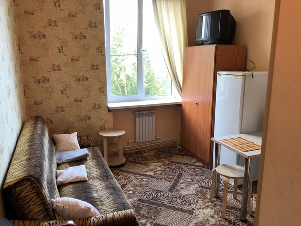 Фото: Собственники! Сдадим квартиру-студию 15м2 в 15 минутах транспортом от м. Медведково. Без комиссии и лишних переплат! <br>Адрес: д. Ховрино, улица Осташковская, д.31 <br> <br>Стоимость аренды: 17900+ком. платежи. <br>Студия небольшая, но в ней есть все для комфортного проживания: <br>- кухонный блок <br>- эл. плита, чайник, фильтр для воды, посуда. <br>- холодильник и микроволновка <br>- вместительный шкаф для одежды, вешалка для верхней одежды и калошница <br>- двухспальный диван <br>- санузел совмещеный : душ, туалет, раковина. <br>- стиральная машина, утюг, гладилка, пылесос <br>- интернет Wifi, есть возможность провести проводной. <br> <br>Студия находится в 4км за МКАД в область. Добираться легко на автобусах и маршрутках от м. Медведково. Время в пути - 15мин, от остановки 5 мин пешком. <br>Аренда 17900+коммунальные платежи и депозит 10т.р. <br>Договор заключаем, документы на руках. Звоните! <br>89154657304 Евгений