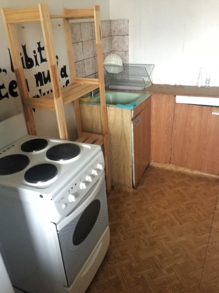 Фото: Без комиссии. На длительный срок сдается квартира в 5 минутах пешком от м. Пятницкое шоссе. Ангелов пер. д. 6 корп.3. <br>Квартира очень светлая, просторная, теплая, чистая, без посторонних запахов. <br>Раздельный санузел. <br>Две больших застекленных лоджии. <br>В квартире минимум мебели. Диван, кресло, пара стеллажей икеа, стол обеденный, два стула. <br>В прихожей встроенный шкаф. <br>Из бытовой техники: холодильник, стиральная машина, плита. <br>Покупка мебели не планируется, поэтому предложение для тех, кто со своей или кому достаточно имеющегося минимума. <br>В качестве жильцов рассматриваются 1-2 человека славянкой внешности без домашних животных. <br>Хороший собственник. <br>Депозит разбивается на 2 месяца. Дополнительно оплачиваются счетчики и интернет. <br>Пишите ЛС или Whatsapp, Viber, Telegramm на номере +79859946653
