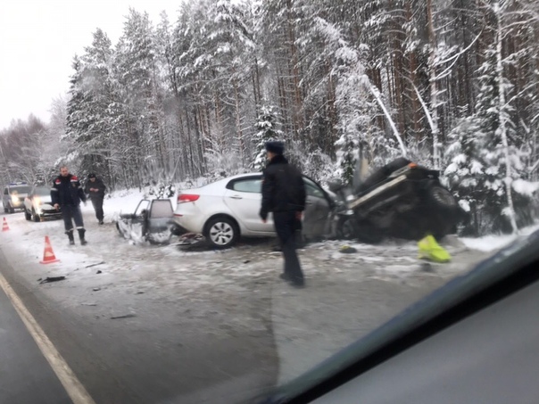 Молодая девушка не справилась с управлением. Погибли 4 человека, включая маленького ребенка. Случай