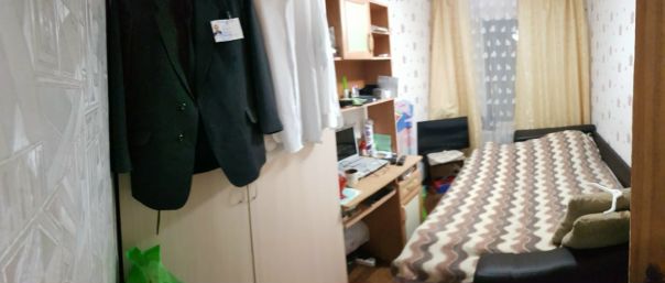 Фото: Сдаётся комната 12 кв. метров в двухкомнатной квартире. <br>На 2-ом этаже в пятиэтажном здании.Дом тёплый ,в квартире уютно и чисто!Ищем девушку славянку внешности 30-60 лет,аккуратную и ответственную . <br>5 минут пешком до станции метро 