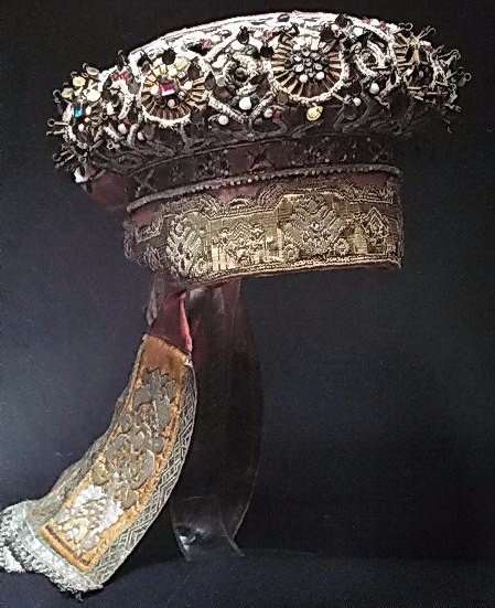 Русский кокошник, XVIII - XIX вв Кокошник известен со времен Древней Руси (по крайней мере, с XVII века, когда впервые задокументировано употребление слова). Хотя точное время его возникновения