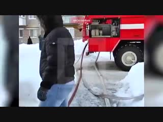 Житель Перми бросился в горящий дом, чтобы спасти кошку и собаку (6 sec)