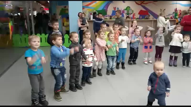 Kids Island. Детки танцуют.