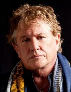 actor Том Беренджер. Том Бе́ренджер (урожд. Томас Майкл Мур; 31 мая 1949, Чикаго) - американский актёр кино и телевидения. Биография. Детство и юность. В жилах Тома и его сестры Сьюзан течет