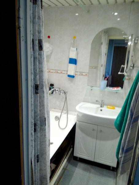 Фото: Сдается комната 26м. в трешке для одного человека рядом с м.Новогиреево (15 мин. пешком) без дом. животных. В одной комнате проживаю я, в другой девушка.<br>Цена 15000 плюс комуналка около 2000 с человека<br>т.8(915) 005-36-80<br>Константин