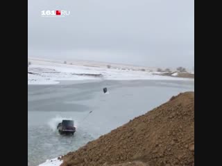 Ростовский каскадёр въехал в озеро на горящей машине