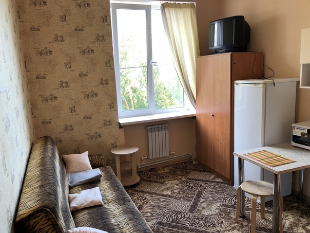 Фото: Собственники! Сдадим квартиру-студию 15м2 в 15 минутах транспортом от м. Медведково. Без комиссии и лишних переплат! <br>Адрес: д. Ховрино, улица Осташковская, д.31<br><br>Стоимость аренды: 17900+ком. платежи. <br>Студия небольшая, но в ней есть все для комфортного проживания:<br>- кухонный блок<br>- эл. плита, чайник, фильтр для воды, посуда. <br>- холодильник и микроволновка<br>- вместительный шкаф для одежды, вешалка для верхней одежды и калошница<br>- двухспальный диван<br>- санузел совмещеный : душ, туалет, раковина.<br>- стиральная машина, утюг, гладилка, пылесос<br>- интернет Wifi, есть возможность провести проводной.<br><br>Студия находится в 4км за МКАД в область. Добираться легко на автобусах и маршрутках от м. Медведково. Время в пути - 15мин, от остановки 5 мин пешком.<br>Аренда 17900+коммунальные платежи и депозит 10т.р. <br>Договор заключаем, документы на руках. Звоните!<br>89154657304 Евгений