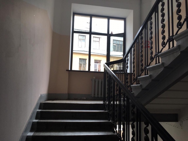 Сдается в аренду уютная комната (18 м2) в коммунальной квартире на 5 этаже семиэтажного дома 1914 года постройки. Находится по адресу Санкт-Петербург, м. Чернышевская, Центральный район, улица Некрасова, 60. Имеется все необходимое для жизни - стиральная машина, холодильник, интернет, раскладной диван, столы, стулья, шкаф. В квартире живут тихие, чистоплотные соседи. Дом находится в центре города, окна выходят во двор-колодец. Рядом находится Некрасовский и Таврический сад. Рядом с домом находится детская площадка и БКЗ Октябрьский. В пешей доступности от дома находится вся возможная инфраструктура. 5 минут пешком до метро Площадь Восстания/Маяковская и 10 минут пешком до метро Чернышевская. Сдается только славянам, можно снимать квартиру с детьми или чистоплотными животными. Оплата 15 000 р/мес + залог 100% на срок аренды и 100% комиссионные агентства.<br>По всем вопросам звонить по номеру +7 960 257-13-83<br>Егор ( Агент) - фото Фото: Сдается в аренду уютная комната (18 м2) в коммунальной квартире на 5 этаже семиэтажного дома 1914 года постройки. Находится по адресу Санкт-Петербург, м. Чернышевская, Центральный район, улица Некрасова, 60. Имеется все необходимое для жизни - стиральная машина, холодильник, интернет, раскладной диван, столы, стулья, шкаф. В квартире живут тихие, чистоплотные соседи. Дом находится в центре города, окна выходят во двор-колодец. Рядом находится Некрасовский и Таврический сад. Рядом с домом находится детская площадка и БКЗ Октябрьский. В пешей доступности от дома находится вся возможная инфраструктура. 5 минут пешком до метро Площадь Восстания/Маяковская и 10 минут пешком до метро Чернышевская. Сдается только славянам, можно снимать квартиру с детьми или чистоплотными животными. Оплата 15 000 р/мес + залог 100% на срок аренды и 100% комиссионные агентства.<br>По всем вопросам звонить по номеру +7 960 257-13-83<br>Егор ( Агент)