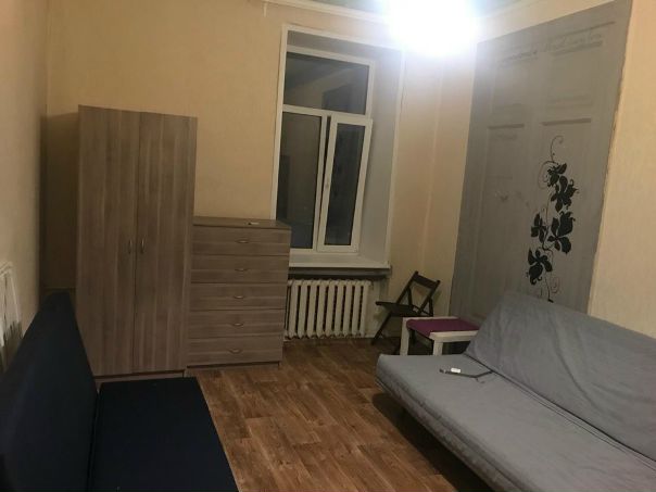 Комната в самом центре столицы. Китай город.<br><br>Без залога. Без комиссии агенту.<br><br>Площадь комнаты: 28 кВ метров ( Как у однушки или студии )<br><br>Адрес: Солянка 1/2 . 1 подъезд. 6 этаж. <br><br>Про расположение: 900 метров от Красной площади и ГУМа, 50 метров до входа в метро Китай город и до Ильинского сквера, 600 метров до Москворецкой набережной и естественно совсем рядом Покровка и Покровский бульвар + 200 метров до нового парка Зарядье <br><br>Из окна видно центр Москвы, парк Горка, синагогу и пешеходную улицу. Круто смотреть салют в праздники)<br><br>Рядом с домом множество продуктовых магазинов ( Магнолия, Дикси и.т.д. ) и огромное количество кафе и ресторанов.<br><br>В комнате: 2 диван - кровати, стол, стулья, кресло, кресло - мешок, 3 небольших шкафа под вещи, 1 шифоньер под одежду ( Мебель из Икеа, новая ) , ну и куча мелочей необходимых для жизни. Интернет, WIFE.<br><br>В комнате сделан ремонт 8 месяцев назад, потолки высотой 4 метра.<br><br>В квартире: 1 ванная, 1 душевая ( Тоже новая, установили месяц назад ) , туалет ( Все отдельно и, как следствие, очередей из живущих в квартире нет ). В квартире раз в неделю убирается уборщица. Есть стиральная машина. Расположение мебели иное ( не как на фото ), можно будет посмотреть лично.<br><br>Дом архитектора В.В.Шервуда. В подъезде отреставрированная лепнина, пол мрамор, стеклянный лифт. Круглосуточное видеонаблюдение и охрана. Консьержка.<br><br>По цене: Стоимость 38 000 рублей ( Вместе со всем: ком. платежами, уборкой, консьержкой и.т.д. )<br><br>Без залога. Без комиссии агенту.<br><br>P.s: Фотографировал на скорую руку, если надо, скину в лс ещё фотографии.<br><br>Как правило как только такое место освобождается, в течение 3 дней находится арендатор<br><br>По требованиям: не курить, не пить<br><br>Желающим писать в What’s App или звонить. Номер телефона: +7 903 755-09-60 - фото Фото: Комната в самом центре столицы. Китай город.<br><br>Без залога. Без комиссии агенту.<br><br>Площадь комнаты: 28 кВ метров ( Как у однушки или студии )<br><br>Адрес: Солянка 1/2 . 1 подъезд. 6 этаж. <br><br>Про расположение: 900 метров от Красной площади и ГУМа, 50 метров до входа в метро Китай город и до Ильинского сквера, 600 метров до Москворецкой набережной и естественно совсем рядом Покровка и Покровский бульвар + 200 метров до нового парка Зарядье <br><br>Из окна видно центр Москвы, парк Горка, синагогу и пешеходную улицу. Круто смотреть салют в праздники)<br><br>Рядом с домом множество продуктовых магазинов ( Магнолия, Дикси и.т.д. ) и огромное количество кафе и ресторанов.<br><br>В комнате: 2 диван - кровати, стол, стулья, кресло, кресло - мешок, 3 небольших шкафа под вещи, 1 шифоньер под одежду ( Мебель из Икеа, новая ) , ну и куча мелочей необходимых для жизни. Интернет, WIFE.<br><br>В комнате сделан ремонт 8 месяцев назад, потолки высотой 4 метра.<br><br>В квартире: 1 ванная, 1 душевая ( Тоже новая, установили месяц назад ) , туалет ( Все отдельно и, как следствие, очередей из живущих в квартире нет ). В квартире раз в неделю убирается уборщица. Есть стиральная машина. Расположение мебели иное ( не как на фото ), можно будет посмотреть лично.<br><br>Дом архитектора В.В.Шервуда. В подъезде отреставрированная лепнина, пол мрамор, стеклянный лифт. Круглосуточное видеонаблюдение и охрана. Консьержка.<br><br>По цене: Стоимость 38 000 рублей ( Вместе со всем: ком. платежами, уборкой, консьержкой и.т.д. )<br><br>Без залога. Без комиссии агенту.<br><br>P.s: Фотографировал на скорую руку, если надо, скину в лс ещё фотографии.<br><br>Как правило как только такое место освобождается, в течение 3 дней находится арендатор<br><br>По требованиям: не курить, не пить<br><br>Желающим писать в What’s App или звонить. Номер телефона: +7 903 755-09-60