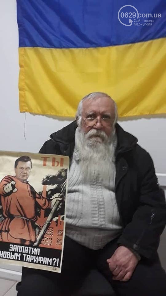 В Мариуполе пожилой человек расклеивал плакаты с Януковичем (Фото) В Мариуполе пожилой человек расклеивал плакаты с Януковичем (Фото)