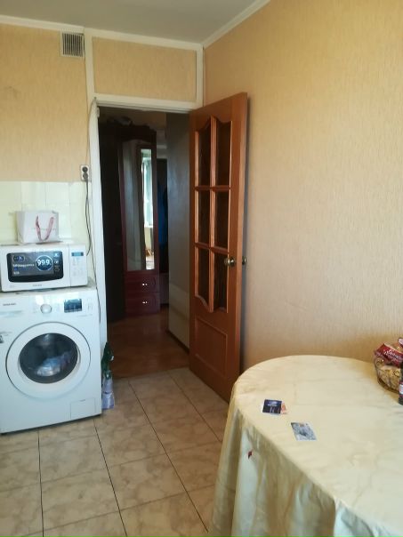 Фото: Сдается комната со всеми удобствами для одной девушки. Все необходимое для жизни есть! Метро в 15 мин ходьбы. Дом от метро видно в общем) Рядом лес, прямо через дорогу отличный парк со всеми площадками для спорта. Магазины, ТЦ
