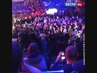 Очевидцы запечатлели массовую потасовку после боя на турнире ММА в Москве.