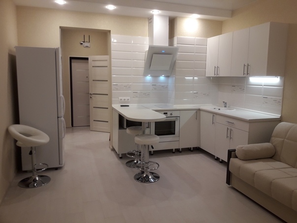 Фото:  Студия Варшавская, Артековская, 5 к1<br> Аренда 25.000 рублей<br> Срочная сдача, заселение после просмотра.<br>Качественный ремонт, новые полы, импортная бытовая техника финской компании. Кровать, диван, шкаф, ТВ.<br>Хорошее отопление, подключен интернет.<br> 8-929-112-72-94