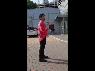 19.08.18 솔직히ㅋㅋ 자고 있었는데 브이앱알람 듣고 일어났고 침대에서 방송 보고 있었는데 오빠들 이벤트 한다고요! 옷 입고 데뷔쇼케이스장으로 달려갔어요ㅋㅋㅋㅋㅋ 머리도 안했고 근데 이렇게 오빠 얼굴 봐서 너무 행복해요 진짜