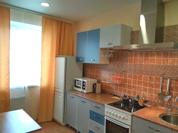 Фото: м.Коломенская — 500 м<br>Нагатинская, 27 к3<br>Сдам отличную квартиру в теплом доме. <br>Новый ремонт, есть все из техники. Окна во двор, балкон застекленный. <br>Остановки рядом, можно добраться до метро за 15мин.<br>Рядом все необходимое.Магазины,кафе,аптеки,остановки.<br>Цена 32000<br>Тел.89653095408
