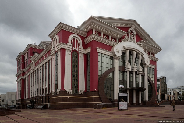 Хороший пример плохой архитектуры Фото: Выкса.РФВ Выксе (Нижегородская область) открыли торговый центр Красочный город. Народ в восторге, эксперты в восторге! А на самом деле всё очень