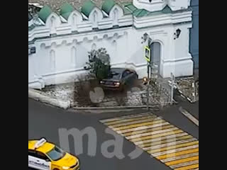 Полицейский врезался в храм на BMW