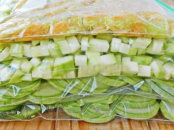 Как заморозить кабачки на зиму Кабачок очень популярный в кулинарии продукт, который, к тому же, отличается обилием полезных свойств. Эти овощи способствуют улучшению пищеварения, состояния