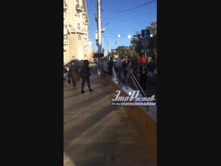 Наркоман-игроман на сидит на Садовой/Ворошиловском возле перехода - 3.11.18 - Это Ростов-на-Дону!