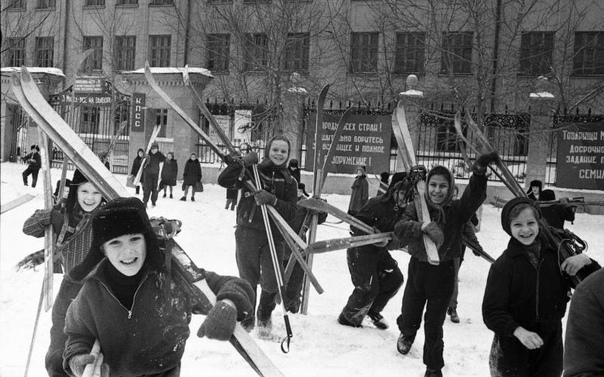 Зима в объективе Всеволода Тарасевича Всеволод Сергеевич Тарасевич (19191998) родился в Москве. Всеволод Тарасевич начал публиковать снимки в газетах «Смена» и «Ленинградская правда», ещё учась