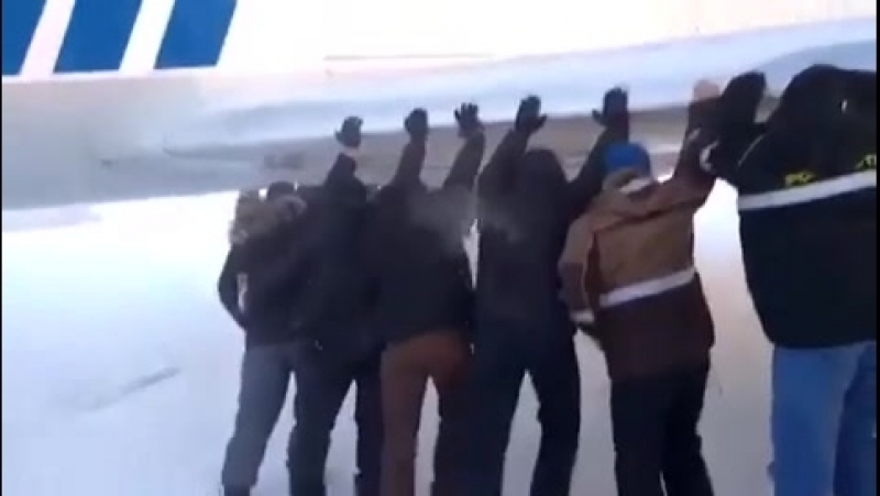 Passengers push jet plane! 😬