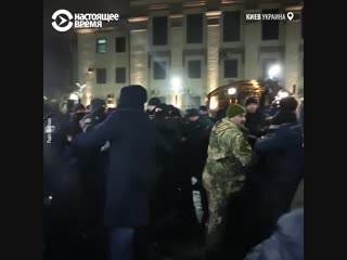 Посольство России в Киеве забросали файерами и дымовыми шашками