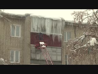 Жители дома по улице Пришвина стали заложниками огромной наледи