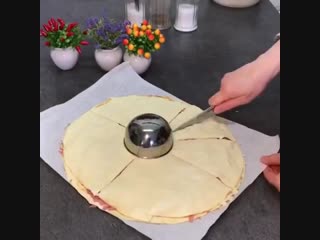 Слоёный пирог с сосисками. такая простая выпечка оригинально будет смотреться на праздничном столе или на детских праздниках.