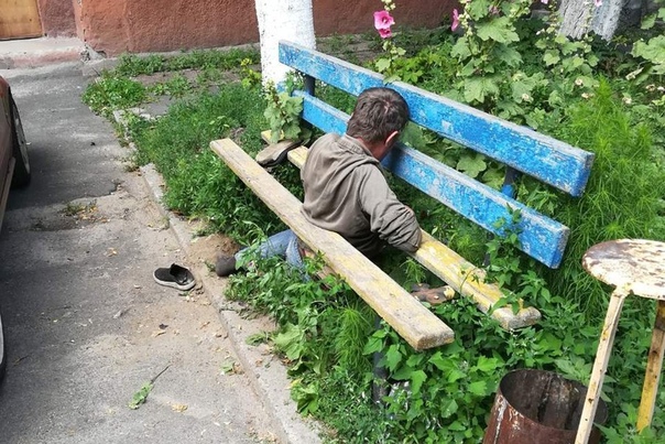 Челнинец умер, застряв головой в решетке скамейки Тревожный вызов по телефону «112» поступил накануне, в 14.22. Прохожий сообщил, что «умирает мужчина, у него тяжелое дыхание». На месте