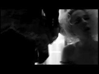 zhestkiy-seks-v-nomere-nezhno-laskal-ee-i-vvel-szadi