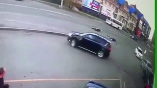 Момент ДТП мотоциклиста с Пежо на Алешина