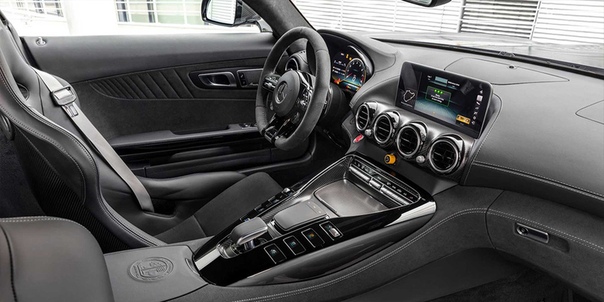 Mercedes модернизировал суперкар AMG GT. Компания Mercedes-AMG представила на мотор-шоу в Лос-Анджелесе модернизированный суперкар GT. Купе получило некоторые изменения во внешности,