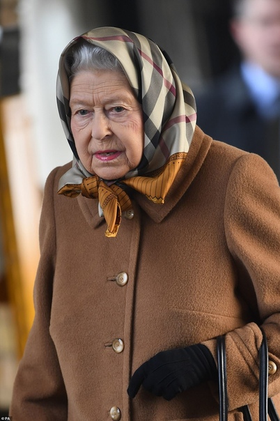 Идеальная формула: королева Елизавета II в пальто цвета кэмел и платке Burberry прибыла в Норфолк Королева Елизавета II прибыла в графство Норфолк для традиционного рождественского отпуска и