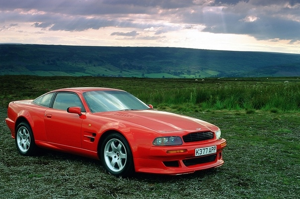 Aston Martin V8 Vantage V600 Сегодняшний Aston Martin похож на Джеймса Бонда, что совсем не удивительно. Он такой же симпатичный, аккуратный и вежливый. Однако было время, когда английскому