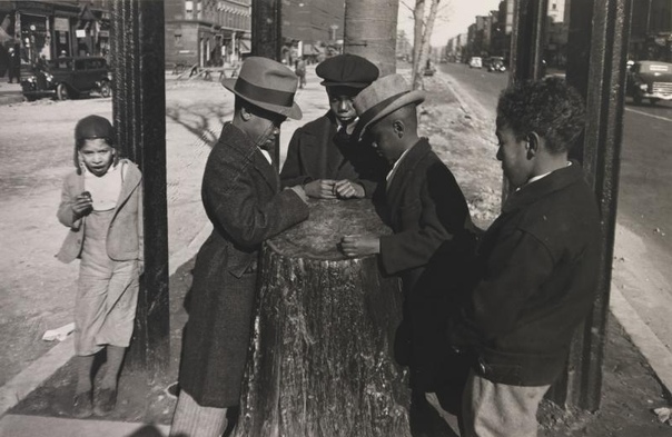В 1929 году в жизни школьного учителя Аарона Сискинда (Aaron Siskind) произошли важные события: он женился и получил в качестве свадебного подарка фотоаппарат. «Мои первые снимки были сделаны во