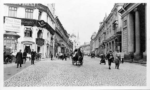 Москва 1909 года в фотографиях Почему именно 1909 год В этом году американский жокей Мюррей приехал в Москву на скачки. Он сделал около 400 фотографий города, был арестован полицией за