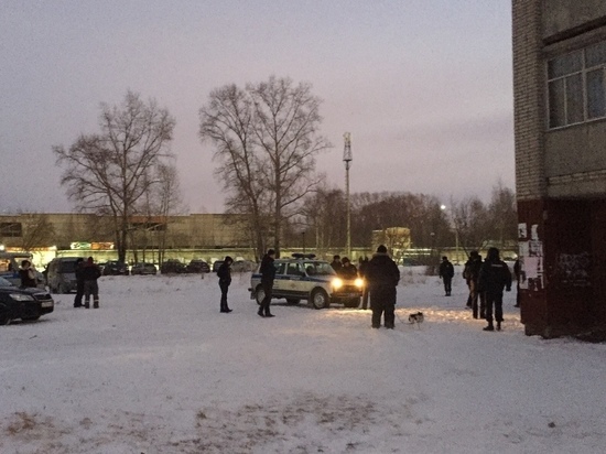 Самоубийство в Удмуртии: погибли бабушка, мать и внучка. В городе Глазове в Удмуртии найдены мертвыми у своего дома 55-летняя бабушка, 35-летняя дочь и 8-летняя внучка. В квартире семьи остался