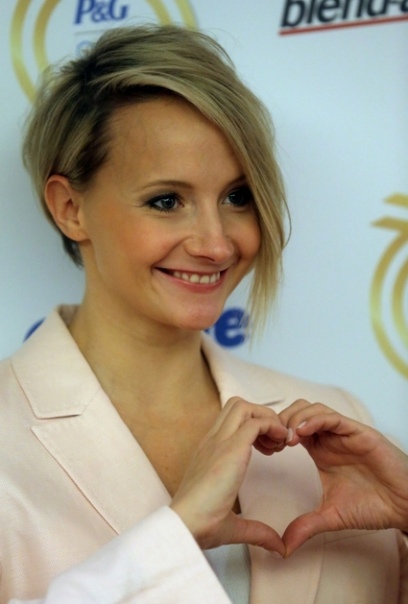 sport Оксана Домнина. Оксана Александровна До́мнина (род. 17 августа 1984, Киров) - российская фигуристка, выступавшая в танцах на льду с Максимом Шабалиным. Биография. Помимо Оксаны, в семье