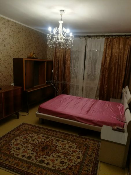 Фото: Привет. Ищу адекватную соседку на длительный срок. Однокомнатная квартира. <br><br>м. Пражская в 10 минутах<br><br>Оплата 10500(вместе с коммуналкой и интенетом)  +залог 5 000,можно разбить залог и обо всем договориться.<br><br>+79778835323 Лера