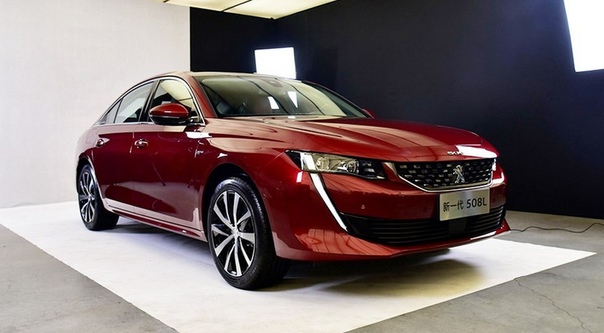 Peugeot 508 снова стал седаном и лишился безрамочных дверей. Компания Пежо рассекретила «растянутую» версию флагманской модели нового поколения. На рынок удлиненный вариант выйдет в следующем
