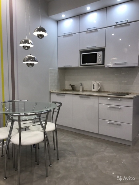 Выхино, Вешняковская, 22 к2<br> Аренда 25.000 рублей<br>8-929-112-72-94<br> Великолепная студия метражом 26 М2. Спальная зона у окна, отделена стеклянной ширмой. Угловой диван, раскладывается. Яркий акцент на стене с ТВ. <br> Кухонный гарнитур с глянцевой поверхностью, ящики с австрийской фурнитурой Blum. Холодильник привезут к заезду жильцов. Вся остальная техника есть. В прихожей большой встроенный шкаф, вмещает множество вещей.<br>Установлена умная сплит-система, санузел полностью в плитке, душевая кабина, новый унитаз. - фото Фото: Выхино, Вешняковская, 22 к2<br> Аренда 25.000 рублей<br>8-929-112-72-94<br> Великолепная студия метражом 26 М2. Спальная зона у окна, отделена стеклянной ширмой. Угловой диван, раскладывается. Яркий акцент на стене с ТВ. <br> Кухонный гарнитур с глянцевой поверхностью, ящики с австрийской фурнитурой Blum. Холодильник привезут к заезду жильцов. Вся остальная техника есть. В прихожей большой встроенный шкаф, вмещает множество вещей.<br>Установлена умная сплит-система, санузел полностью в плитке, душевая кабина, новый унитаз.