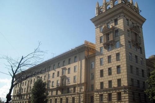 Плюсы и минусы «сталинских» домов<br>Когда речь заходит о вторичной недвижимости, обязательно встает вопрос: какой тип дома предпочесть Понятно, что новостройка заведомо лучше квартиры в старом здании. Здесь и современная планировка, и новые коммуникации, и более высокий уровень тепло- и звукоизоляции. Но давайте рассмотрим подробнее, какие плюсы и минусы есть у «сталинок». <br> Преимущества «сталинок» <br> Есть мнение, что построенные после Великой Отечественной войны дома, которые обычно называют «сталинками», на протяжении многих лет считались образцом для подражания и эталоном качества. Они строились с 1946 по 1955 год, но и потом эти здания относились к категории элитного жилья. Когда началась эпоха сомнительных по своим характеристикам «хрущевок» и «брежневок», спрос на «сталинки» был очень велик. Все плюсы квартир в домах этой эпохи можно разделить на три больших блока. <br> Достоинства планировки <br> В то время архитекторы обычно не экономили на площади квартир и подъездов. Тогда это казалось очевидным, зато позже уютные квартиры в сталинских домах начали относить к элитному жилью благодаря просторным комнатам и высоким потолкам. <br> Что касается подъездов, то для них характерны высокие парадные. Еще одна важная особенность именно сталинских домов – небольшое количество квартир на лестничной площадке, чаще всего – две, реже – три. Внешний вид домов тоже вполне привлекателен, особенно если сравнивать с типичными образцами массового строительства времен Хрущева или Брежнева. Для многих домов разрабатывались эксклюзивные архитектурные решения, включавшие характерные для ампира колонны, арки, лепнину и т. д. <br> Высокое качество строительства <br> Сталинские дома отличаются тщательным соблюдением технологии строительства. Особенно это касается наружных и несущих внутренних стен. В те времена стены имели толщину в четыре кирпича, благодаря этому в квартирах даже зимой тепло. Вдобавок это обеспечивает хорошую звукоизоляцию. <br> Удобное расположение <br> Застройка элитного жилья в сталинскую эпоху в первую очередь велась в центральных районах городов, поэтому владельцы квартир в этих домах живут рядом с достопримечательностями, основными административными учреждениями и т. д. Вся основная инфраструктура – рядом, хорошо обустроены дворы (они достаточно просторны, в них можно организовать парковку, небольшой скверик или детскую площадку). <br> Риэлторы утверждают, что спрос на «сталинки» стабилен на протяжении многих лет. Однако и у этого типа жилья есть свои недостатки. <br> Недостатки «сталинок» <br> Устаревшие инженерные коммуникации <br> Классические «сталинки», напомним, строились в 1946–1955 годах, есть также некоторое количество жилья, близкого по характеристикам, которое было построено в 1930-е годы. За прошедшее время инженерные коммуникации сильно износились. <br> Электропроводка в «сталинках» не рассчитана на то обилие электроприборов, которым пользуется современная семья. Некоторые люди пытаются решить эту проблему, полностью заменяя электропроводку квартиры, но есть вероятность, что не выдержит электросеть подъезда. <br> Еще одна проблема – старый утеплитель, так называемая «дранка», входящая в конструкцию межкомнатных перегородок. Она может быть источником неприятного запаха, известны случаи, когда этот утеплитель вызывал аллергическую реакцию у жильцов. <br> Водоснабжение «сталинок» тоже нередко оставляет желать лучшего. Подача воды производится снизу вверх, и вечером, когда люди в квартирах одновременно открывают краны, на верхних этажа плохой напор. Эта проблема тоже решаема – достаточно поставить специальные насосные водонапорные трубы, но придется потратиться и на сами трубы, и на их установку. <br> Отсутствие лифта и мусоропровода <br> Мусоропровод и лифт есть не во всех «сталинках». Конечно, в столичных многоэтажных сталинских домах обычно есть и то, и другое (причем иногда доступ к мусоропроводу есть непосредственно из кухни). Но в пятиэтажных «сталинках» такие удобства встречаются не всегда. <br> Проблема социальной неоднородности <br> Чаще всего в домах с дорогими квартирами проживает более-менее однородное с социальной точки зрения население. Однако «сталинки» демонстрируют парадоксальную, на первый взгляд, ситуацию: квартиры в них дорогие, но нередко в них живут не самые благополучные люди. В общем, довольно распространенная ситуация во всех старых домах, где со временем сменяются жильцы. <br> Конечно, когда речь идет о жилой недвижимости, каждый случай необходимо рассматривать индивидуально. Статистика показывает, что в последнее время спрос на «сталинки» несколько снизился, а новые дома более популярны - фото Фото: Плюсы и минусы «сталинских» домов<br>Когда речь заходит о вторичной недвижимости, обязательно встает вопрос: какой тип дома предпочесть Понятно, что новостройка заведомо лучше квартиры в старом здании. Здесь и современная планировка, и новые коммуникации, и более высокий уровень тепло- и звукоизоляции. Но давайте рассмотрим подробнее, какие плюсы и минусы есть у «сталинок». <br> Преимущества «сталинок» <br> Есть мнение, что построенные после Великой Отечественной войны дома, которые обычно называют «сталинками», на протяжении многих лет считались образцом для подражания и эталоном качества. Они строились с 1946 по 1955 год, но и потом эти здания относились к категории элитного жилья. Когда началась эпоха сомнительных по своим характеристикам «хрущевок» и «брежневок», спрос на «сталинки» был очень велик. Все плюсы квартир в домах этой эпохи можно разделить на три больших блока. <br> Достоинства планировки <br> В то время архитекторы обычно не экономили на площади квартир и подъездов. Тогда это казалось очевидным, зато позже уютные квартиры в сталинских домах начали относить к элитному жилью благодаря просторным комнатам и высоким потолкам. <br> Что касается подъездов, то для них характерны высокие парадные. Еще одна важная особенность именно сталинских домов – небольшое количество квартир на лестничной площадке, чаще всего – две, реже – три. Внешний вид домов тоже вполне привлекателен, особенно если сравнивать с типичными образцами массового строительства времен Хрущева или Брежнева. Для многих домов разрабатывались эксклюзивные архитектурные решения, включавшие характерные для ампира колонны, арки, лепнину и т. д. <br> Высокое качество строительства <br> Сталинские дома отличаются тщательным соблюдением технологии строительства. Особенно это касается наружных и несущих внутренних стен. В те времена стены имели толщину в четыре кирпича, благодаря этому в квартирах даже зимой тепло. Вдобавок это обеспечивает хорошую звукоизоляцию. <br> Удобное расположение <br> Застройка элитного жилья в сталинскую эпоху в первую очередь велась в центральных районах городов, поэтому владельцы квартир в этих домах живут рядом с достопримечательностями, основными административными учреждениями и т. д. Вся основная инфраструктура – рядом, хорошо обустроены дворы (они достаточно просторны, в них можно организовать парковку, небольшой скверик или детскую площадку). <br> Риэлторы утверждают, что спрос на «сталинки» стабилен на протяжении многих лет. Однако и у этого типа жилья есть свои недостатки. <br> Недостатки «сталинок» <br> Устаревшие инженерные коммуникации <br> Классические «сталинки», напомним, строились в 1946–1955 годах, есть также некоторое количество жилья, близкого по характеристикам, которое было построено в 1930-е годы. За прошедшее время инженерные коммуникации сильно износились. <br> Электропроводка в «сталинках» не рассчитана на то обилие электроприборов, которым пользуется современная семья. Некоторые люди пытаются решить эту проблему, полностью заменяя электропроводку квартиры, но есть вероятность, что не выдержит электросеть подъезда. <br> Еще одна проблема – старый утеплитель, так называемая «дранка», входящая в конструкцию межкомнатных перегородок. Она может быть источником неприятного запаха, известны случаи, когда этот утеплитель вызывал аллергическую реакцию у жильцов. <br> Водоснабжение «сталинок» тоже нередко оставляет желать лучшего. Подача воды производится снизу вверх, и вечером, когда люди в квартирах одновременно открывают краны, на верхних этажа плохой напор. Эта проблема тоже решаема – достаточно поставить специальные насосные водонапорные трубы, но придется потратиться и на сами трубы, и на их установку. <br> Отсутствие лифта и мусоропровода <br> Мусоропровод и лифт есть не во всех «сталинках». Конечно, в столичных многоэтажных сталинских домах обычно есть и то, и другое (причем иногда доступ к мусоропроводу есть непосредственно из кухни). Но в пятиэтажных «сталинках» такие удобства встречаются не всегда. <br> Проблема социальной неоднородности <br> Чаще всего в домах с дорогими квартирами проживает более-менее однородное с социальной точки зрения население. Однако «сталинки» демонстрируют парадоксальную, на первый взгляд, ситуацию: квартиры в них дорогие, но нередко в них живут не самые благополучные люди. В общем, довольно распространенная ситуация во всех старых домах, где со временем сменяются жильцы. <br> Конечно, когда речь идет о жилой недвижимости, каждый случай необходимо рассматривать индивидуально. Статистика показывает, что в последнее время спрос на «сталинки» несколько снизился, а новые дома более популярны