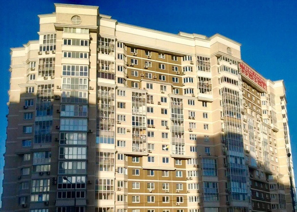 Сдам 3 квартиру <br><br>89267374031 звоните или пишите в WhatsApp <br><br>ЖК “Тёплый Край». ул. Академика Виноградова, дом 1, подъезд 1. Общая площадь -75 кв. м.<br>Сдаётся трёхкомнатная квартира на длительный срок в монолитно-кирпичном доме бизнес-класса. 7 этаж в 16- этажном доме. Без мебели, имеется кухня. Сдаётся впервые после отличного ремонта. Беспроводной интернет. Два санузла: один с ванной, другой с душевой кабиной и стиральной машиной; сантехника новая. Кухня новая с новой бытовой техникой: электрическая плита, духовой шкаф, посудомоечная машина, холодильник. В квартире два застекленных балкона, окна выходят во двор. Подъезд с консьержкой, 2 лифта: пассажирский и грузовой. В доме развитая инфраструктура: магазины, банки, аптека, развивающие центры для детей; в шаговой доступности Академия Сергея Андрияки, МФЦ, школы, детские сады, бассейн, Тропарёвский лесопарк. У дома остановка общественного транспорта, до метро 5 минут на транспорте. Предпочтение семьям с детьми и студентам. <br>Цена : 80000 - фото Фото: Сдам 3 квартиру <br><br>89267374031 звоните или пишите в WhatsApp <br><br>ЖК “Тёплый Край». ул. Академика Виноградова, дом 1, подъезд 1. Общая площадь -75 кв. м.<br>Сдаётся трёхкомнатная квартира на длительный срок в монолитно-кирпичном доме бизнес-класса. 7 этаж в 16- этажном доме. Без мебели, имеется кухня. Сдаётся впервые после отличного ремонта. Беспроводной интернет. Два санузла: один с ванной, другой с душевой кабиной и стиральной машиной; сантехника новая. Кухня новая с новой бытовой техникой: электрическая плита, духовой шкаф, посудомоечная машина, холодильник. В квартире два застекленных балкона, окна выходят во двор. Подъезд с консьержкой, 2 лифта: пассажирский и грузовой. В доме развитая инфраструктура: магазины, банки, аптека, развивающие центры для детей; в шаговой доступности Академия Сергея Андрияки, МФЦ, школы, детские сады, бассейн, Тропарёвский лесопарк. У дома остановка общественного транспорта, до метро 5 минут на транспорте. Предпочтение семьям с детьми и студентам. <br>Цена : 80000
