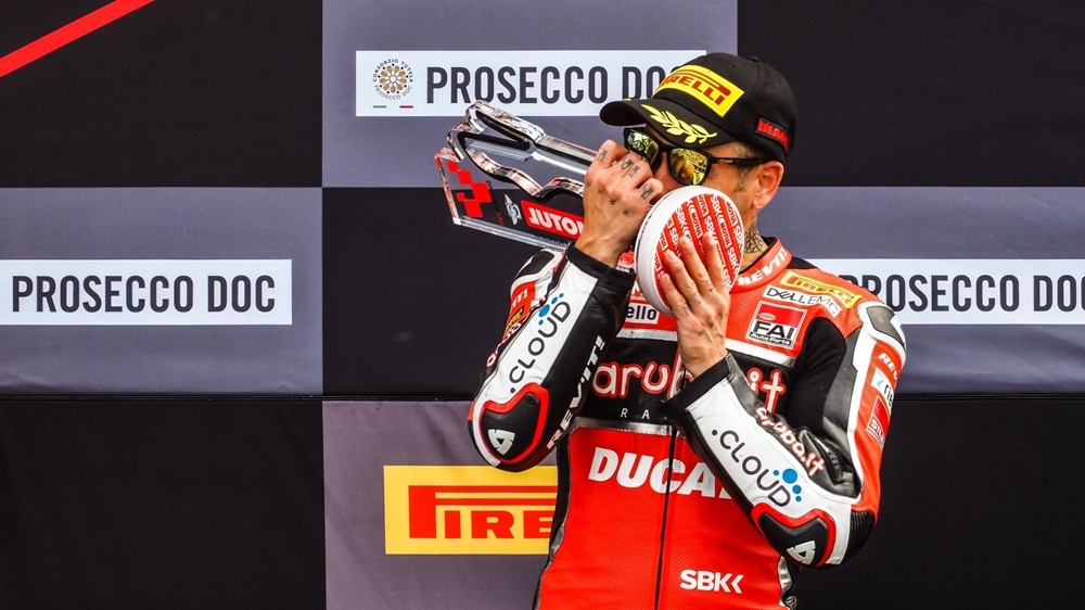 Фотографии с 8-го этапа WSBK 2019 в Донингтон Парке