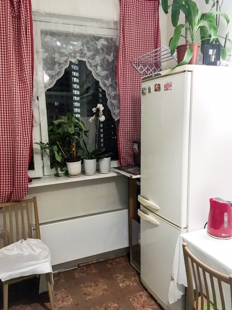 Срочно сдаётся изолированная комната в 2х-комнатной квартире, для 1 человека (можно двух девушек). В 5 минутах ходьбы от метро Новые Черёмушки. Ул. Профсоюзная 55. Я съезжаю по семейным обстоятельствам. Комната закрывается на ключ. Соседи оч.порядочные: женщина(учитель)50лет с сыном 20лет(оба без в/п). В квартире не курят, не пьют. Комнаты далеко друг от друга. С/у раздельный, wi-fi, вся бытовая техника есть. Необходимая мебель есть. 19 тыс.р. + свет и вода пополам. Есть депозит 19т.р. за 1 мес.(можно разбить). Жилец нужен со стандартным графиком работы. Отличный вариант! Я не посредник, а жилец. Съеду 17.10, либо 16.10., если вам срочно. <br>Тепло, уютно, тихо, доброжелательно.<br>Александр 926-384-10-80<br>Посредников прошу не беспокоить.<br> Кузменков - фото Фото: Срочно сдаётся изолированная комната в 2х-комнатной квартире, для 1 человека (можно двух девушек). В 5 минутах ходьбы от метро Новые Черёмушки. Ул. Профсоюзная 55. Я съезжаю по семейным обстоятельствам. Комната закрывается на ключ. Соседи оч.порядочные: женщина(учитель)50лет с сыном 20лет(оба без в/п). В квартире не курят, не пьют. Комнаты далеко друг от друга. С/у раздельный, wi-fi, вся бытовая техника есть. Необходимая мебель есть. 19 тыс.р. + свет и вода пополам. Есть депозит 19т.р. за 1 мес.(можно разбить). Жилец нужен со стандартным графиком работы. Отличный вариант! Я не посредник, а жилец. Съеду 17.10, либо 16.10., если вам срочно. <br>Тепло, уютно, тихо, доброжелательно.<br>Александр 926-384-10-80<br>Посредников прошу не беспокоить.<br> Кузменков